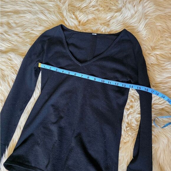 Lululemon Black Long Sleeve Workout Athletic V Neck Top - Picture 5 of 5